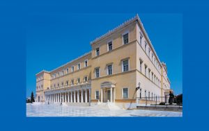 Στο 7ο Βίντεο-Μάθημα της ειδικής εκπαιδευτικής ενότητας του Παρατηρητηρίου www.syntagmawatch.gr με τίτλο «Δεκάλεπτα Μαθήματα για το Σύνταγμα» ο Γιώργος Καραβοκύρης (Επίκουρος Καθηγητής Συνταγματικού Δικαίου ΑΠΘ) εξηγεί τα χαρακτηριστικά γνωρίσματα της φιλελεύθερης κοινοβουλευτικής δημοκρατίας και τις αμφισβητήσεις που έχει δεχθεί στην πορεία του χρόνου.