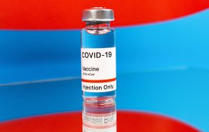 Στο πεδίο ιδιωτικών επαγγελματικών δραστηριοτήτων η επιβολή εμβολιασμού εκ μέρους του εργοδότη υπόκειται απαραιτήτως στο σεβασμό της αρχής της νομιμότητας, απαιτεί καταρχήν την εξασφάλιση προηγούμενης ρητής και ελεύθερης συναίνεσης και θα πρέπει να αποτελεί προϊόν διαβούλευσης ανάμεσα στον εργοδότη και τον εργαζόμενο ή τον εκπρόσωπό του.