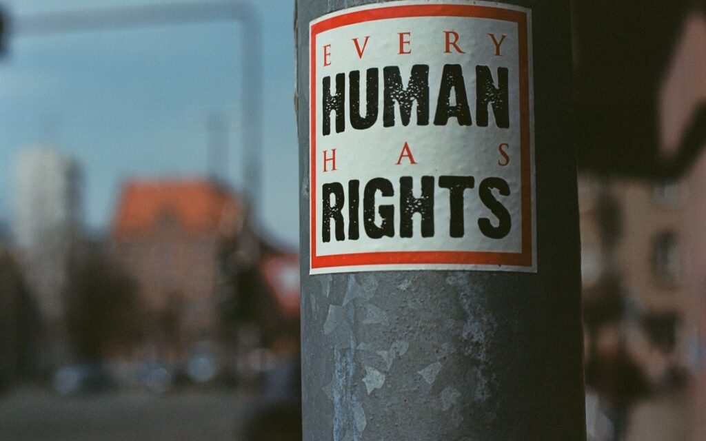 Ανθρώπινα δικαιώματα: Ακροβατώντας μεταξύ εκκοσμικευμένης ουτοπίας και υπαρκτής φιλελεύθερης δημοκρατίας