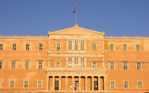 Ο, κατά το Σύνταγμα και τον Κανονισμό της Βουλής, θεσμός της πρότασης δυσπιστίας