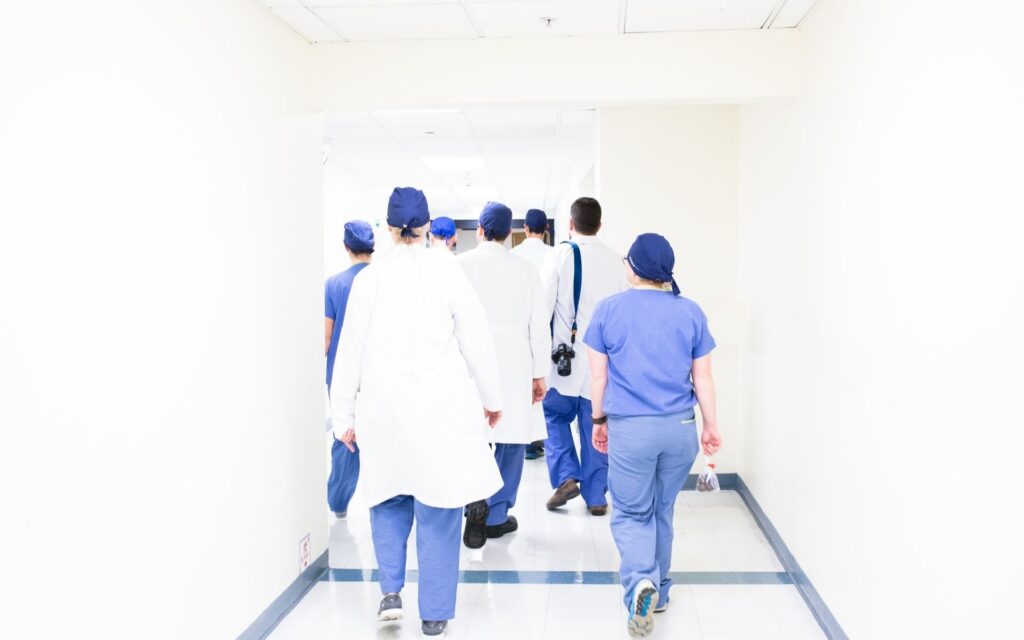 Εκτός δικαιϊκού υποβάθρου η απόλυση ανεμβολίαστων υγειονομικών_Σχόλιο επί των δηλώσεων του Υπ. Υγείας (video-podcast)