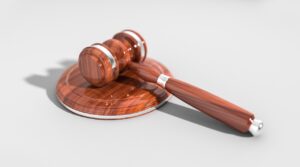 Σε περίπτωση παραπομπής υπουργού στο ακροατήριο και συνεχιζομένης αυτής της νομικής κατάστασης, ποία διάταξη θα εφαρμόζει το ποινικό δικαστήριο; Θα λάβει υπόψη του μόνο το αναθεωρημένο πριν την πράξη άρθρο 86 Σ η την ευνοϊκότερη διάταξη που προανέφερα του νόμου περί ευθύνης Υπουργών;
