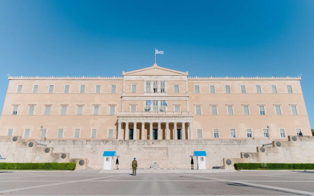 Περί της (αντι-)συνταγματικότητας του άρθρου 8 παρ. 1 ν. 3090/2002, όπως τροποποιήθηκε από το άρθρο 31 ν. 5119/2024